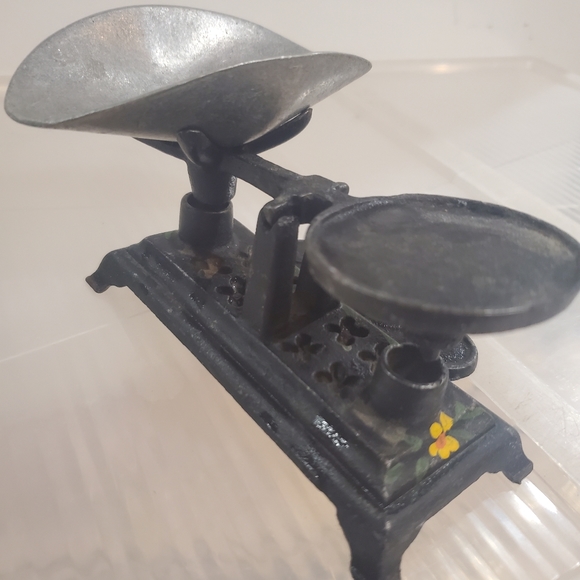 Vintage Cast Iron weight scale in working condition - Picture 6 of 11